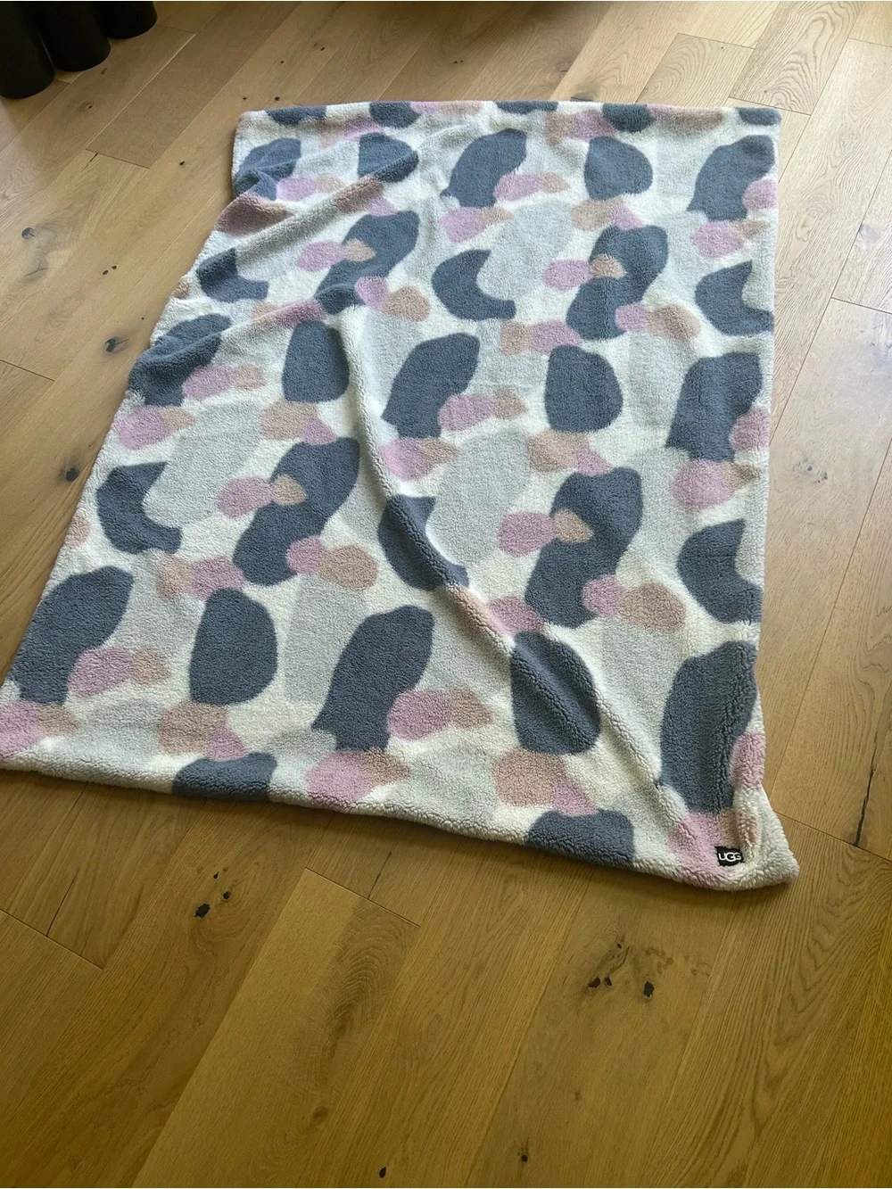 UGG “Rock Pool” Throw and Square Pillows set.
